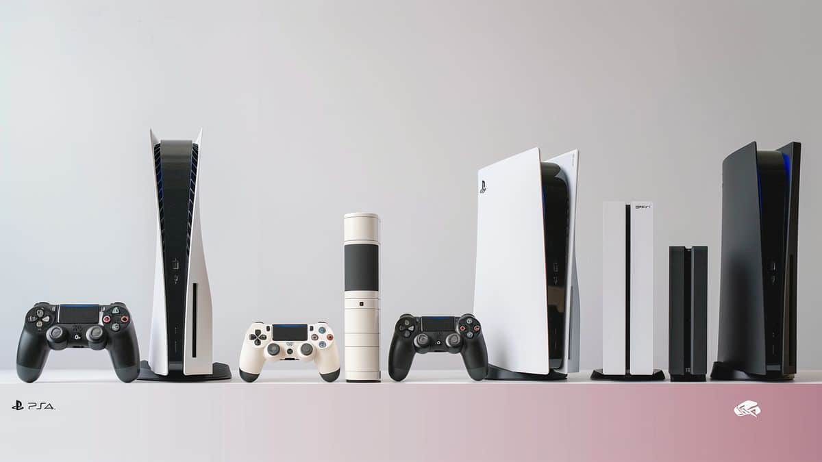 Uno scatto comparativo che mostra l'evoluzione delle console Sony Playstation.