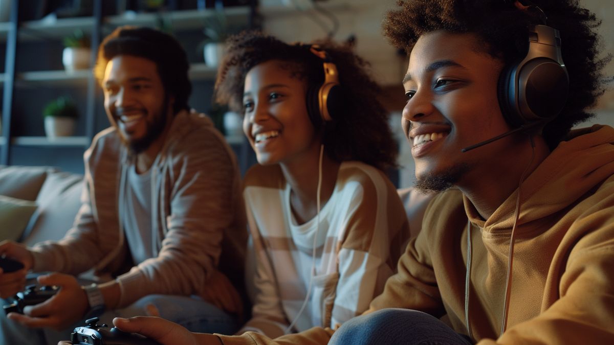 Famiglia sorridente che si gode una sessione di gioco insieme a Microsoft Game Pass.