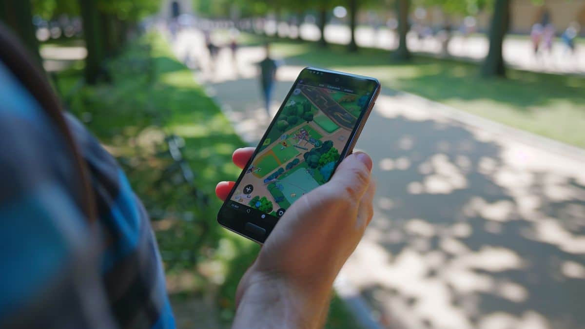 Primer plano de un jugador de Pokémon GO capturando un Pokémon raro en Versalles.