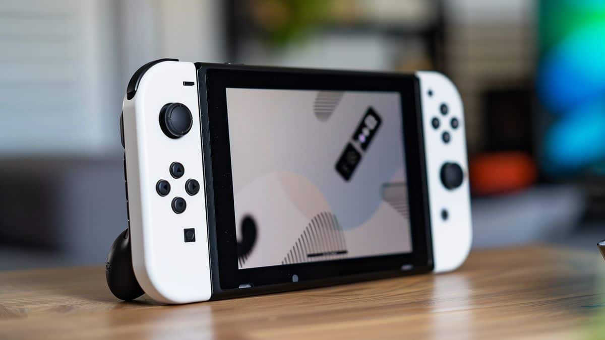 Primer plano del Nintendo Switch OLED que muestra la mayor capacidad de almacenamiento interno.