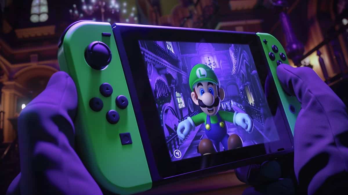 Closeup on Luigi's Mansion HD gameplay on a Nintendo Switch