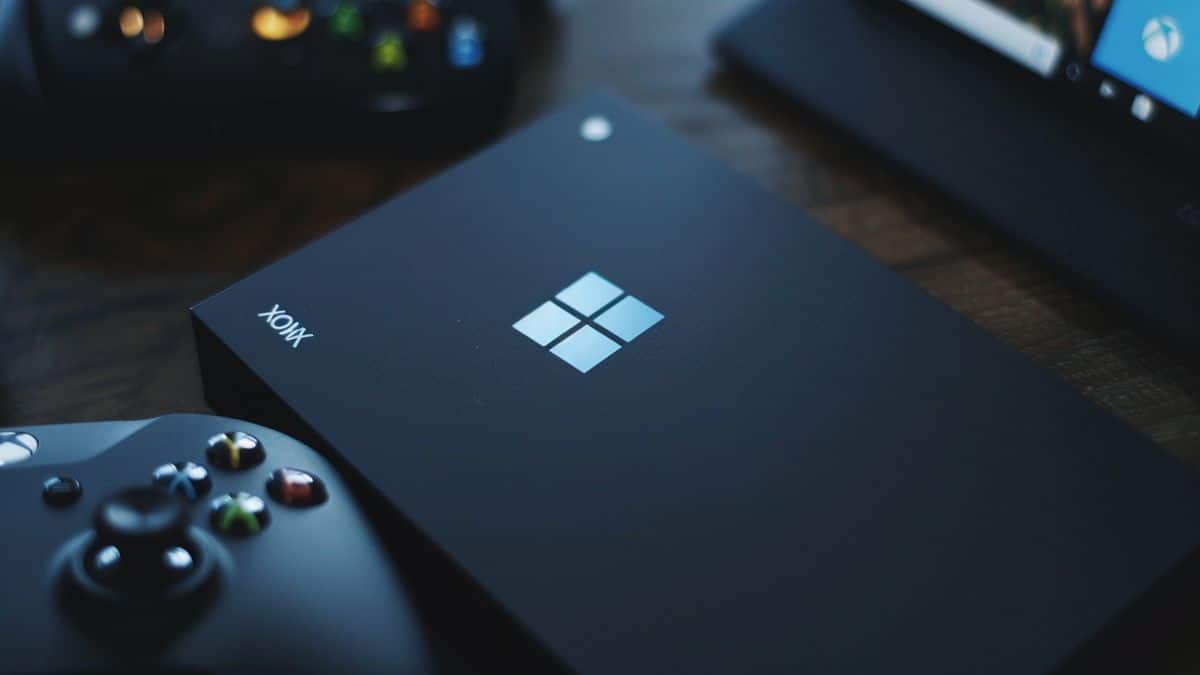 Logotipo de Microsoft mostrado en un dispositivo compacto optimizado para jugar en movimiento.