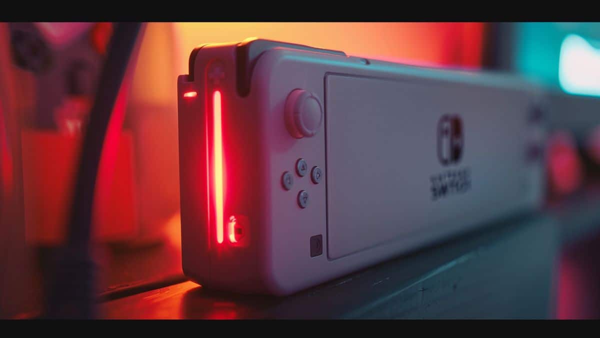 Primer plano de la base Nintendo Switch, con la luz indicadora de encendido encendida.