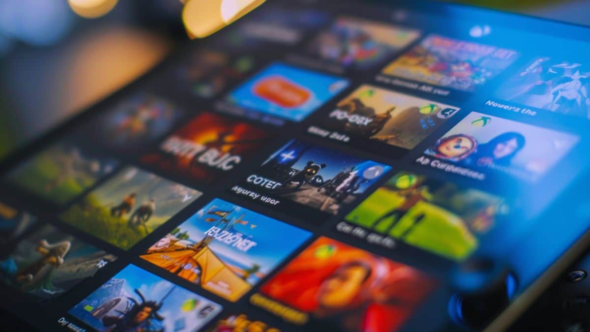 Primo piano dell'abbonamento Xbox Game Pass sul tablet di famiglia.