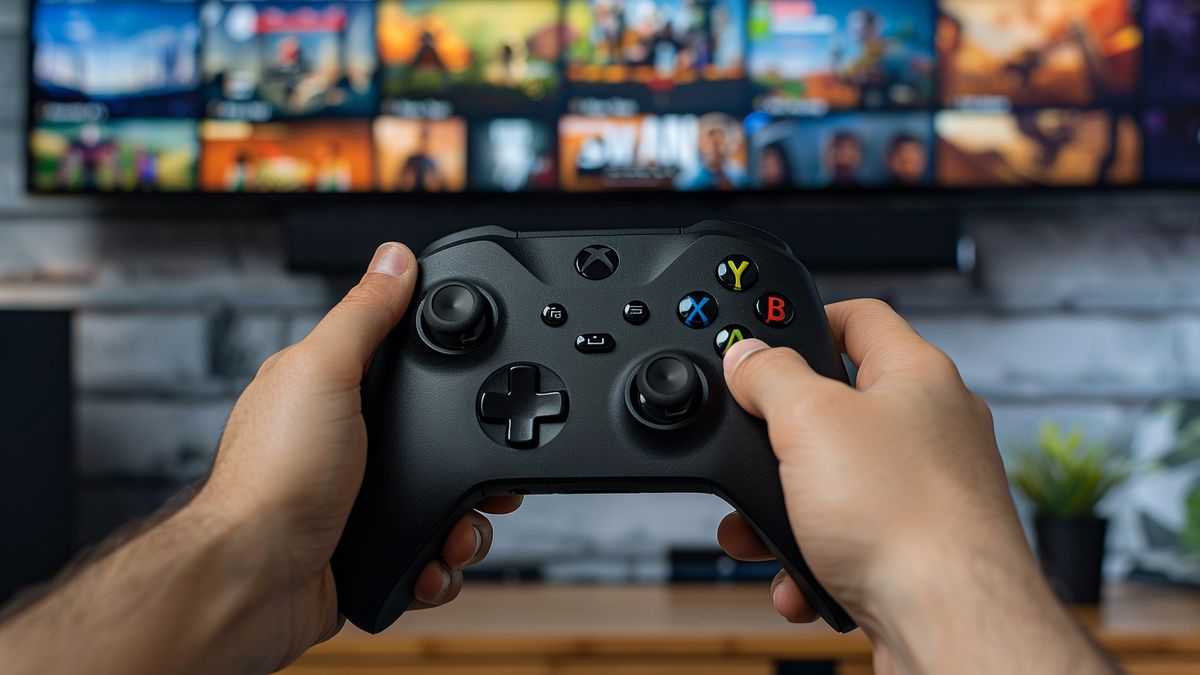 Persona che naviga nell'app Xbox TV per i giochi su Amazon Fire TV.